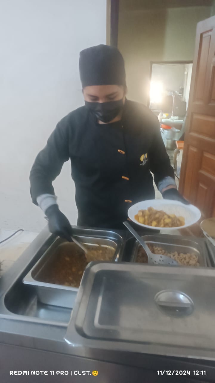 Chef sirviendo buffet