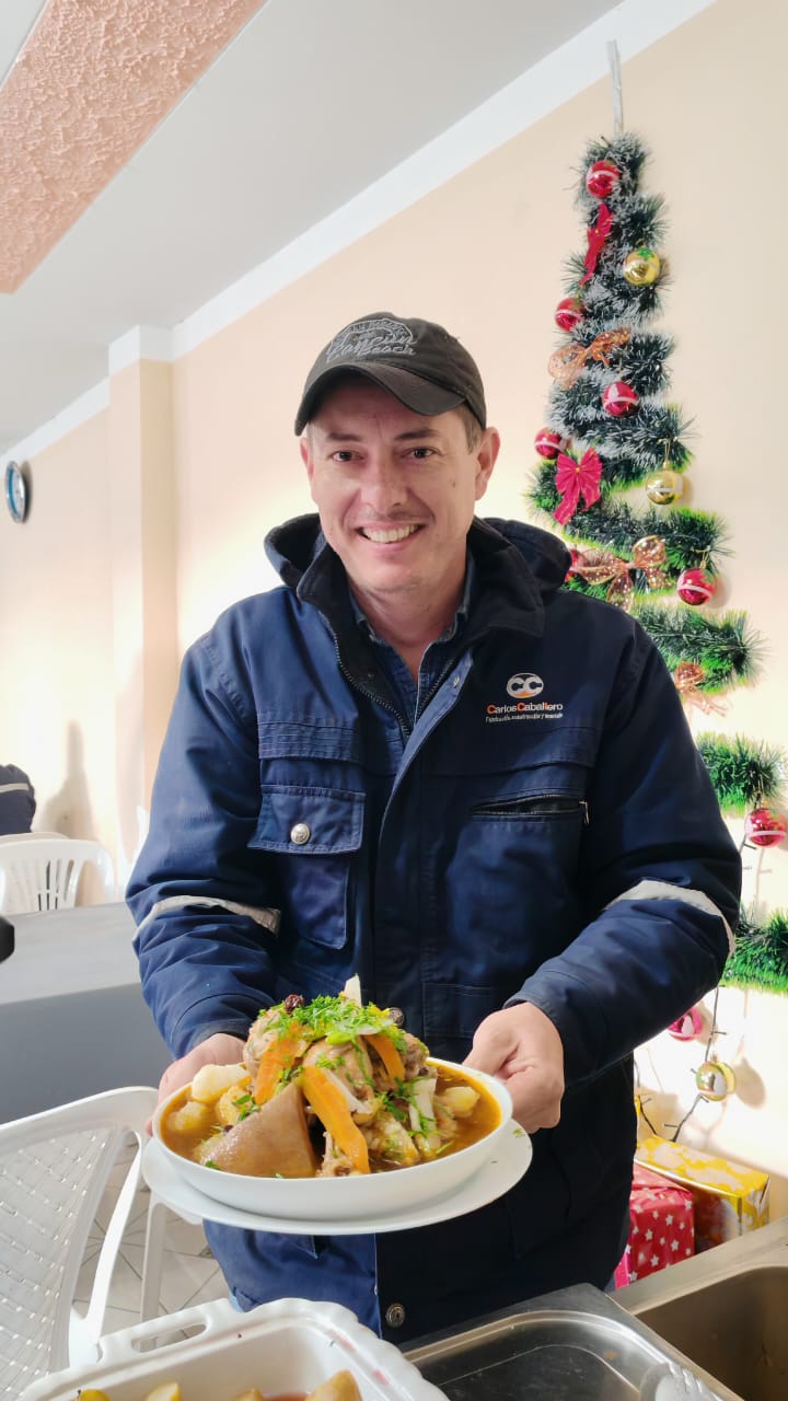 Cliente satisfecho con su plato