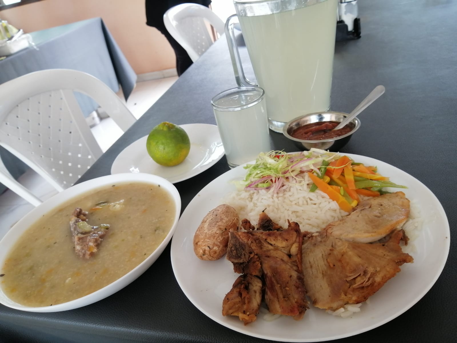 Menú con pollo y sopa