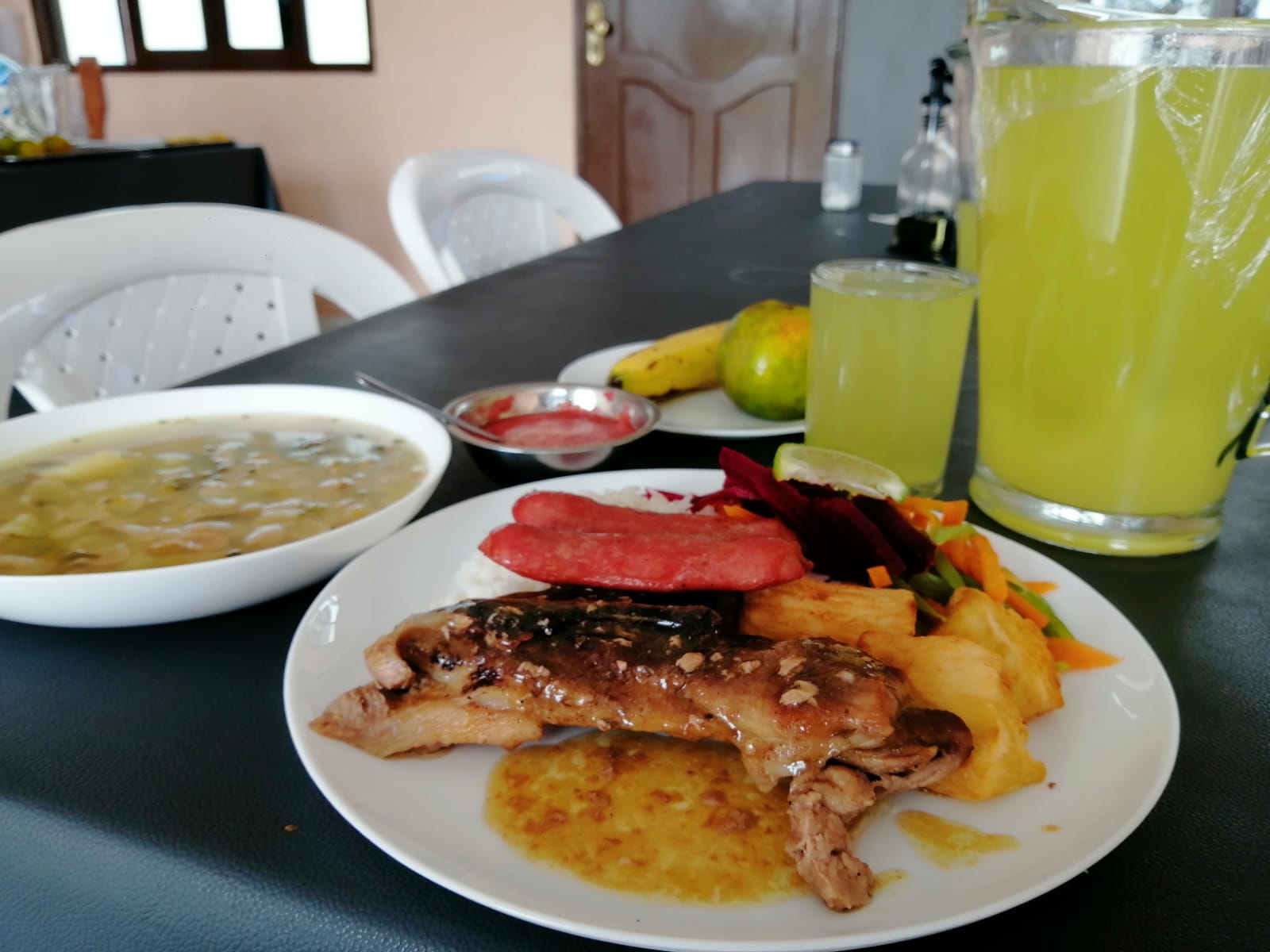 Pollo glaseado con yuca